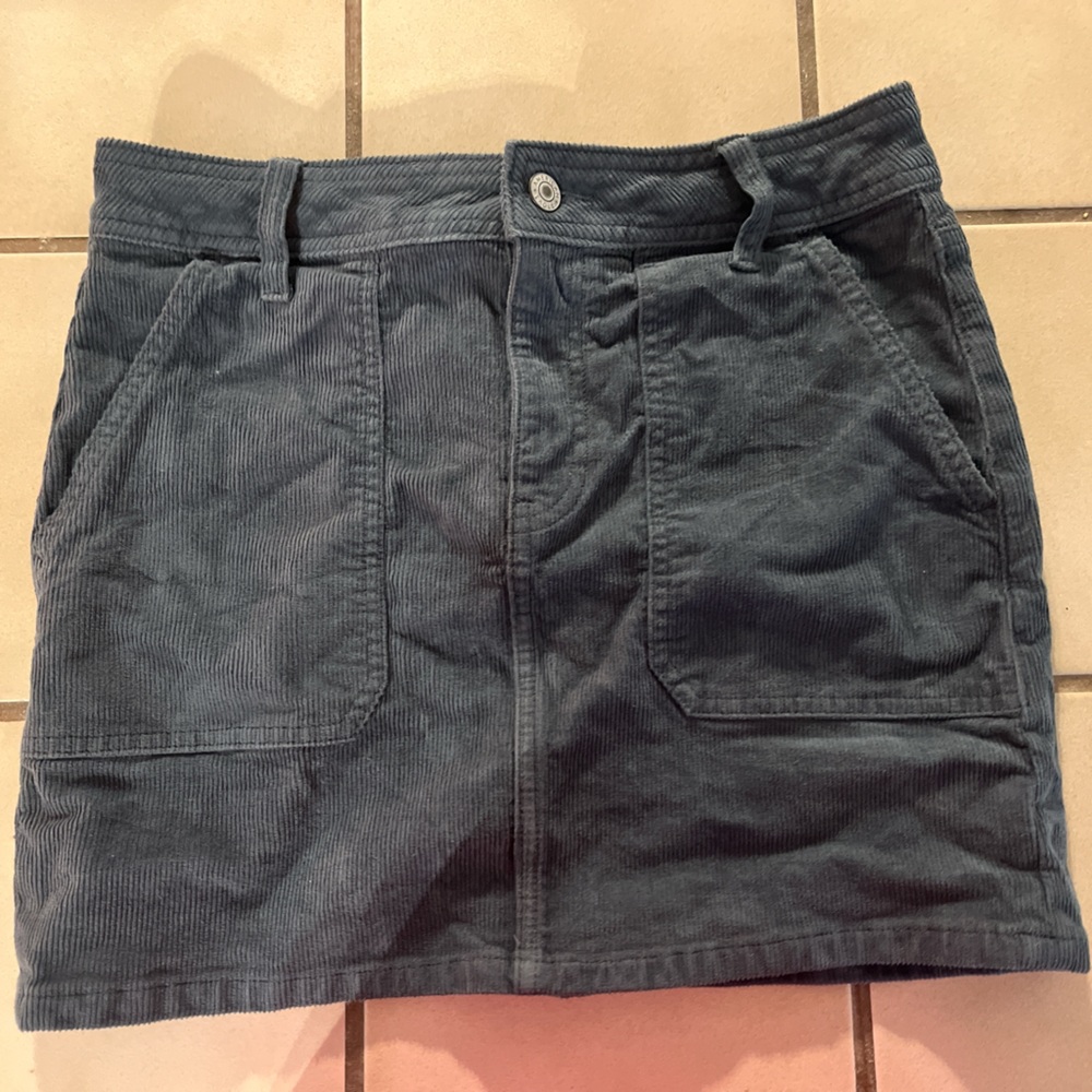 Size 0 American Eagle Mini Skirt Black Corduroy. never worn